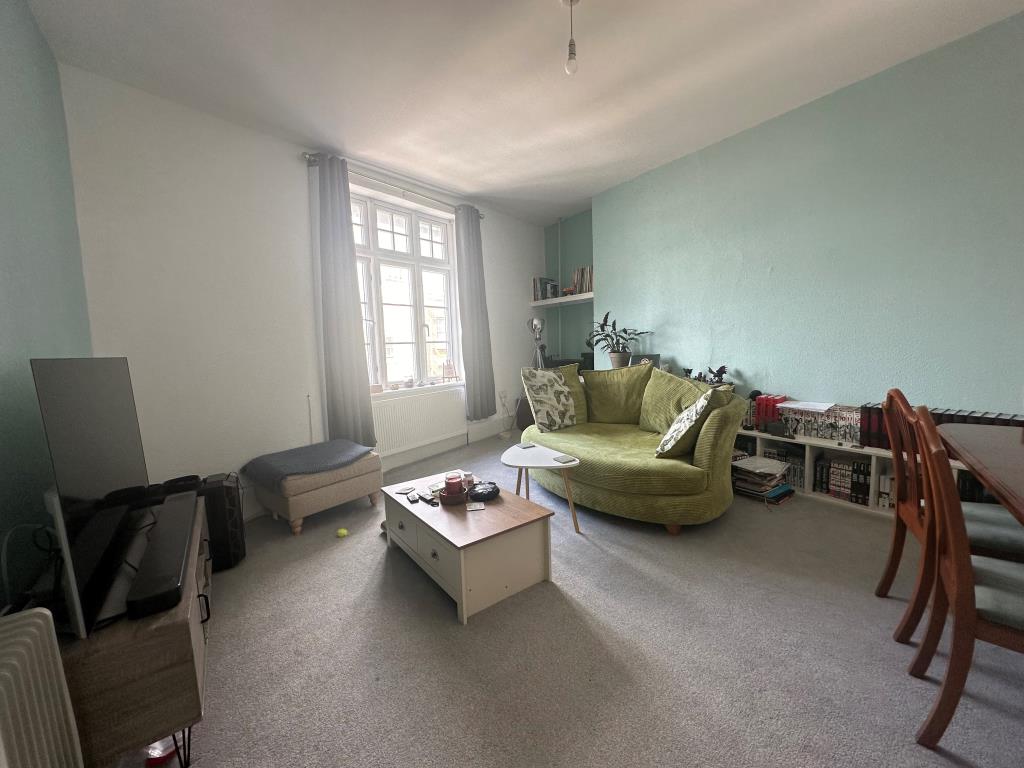Lot: 49 - THREE-BEDROOM FLAT FOR INVESTMENT - Living room